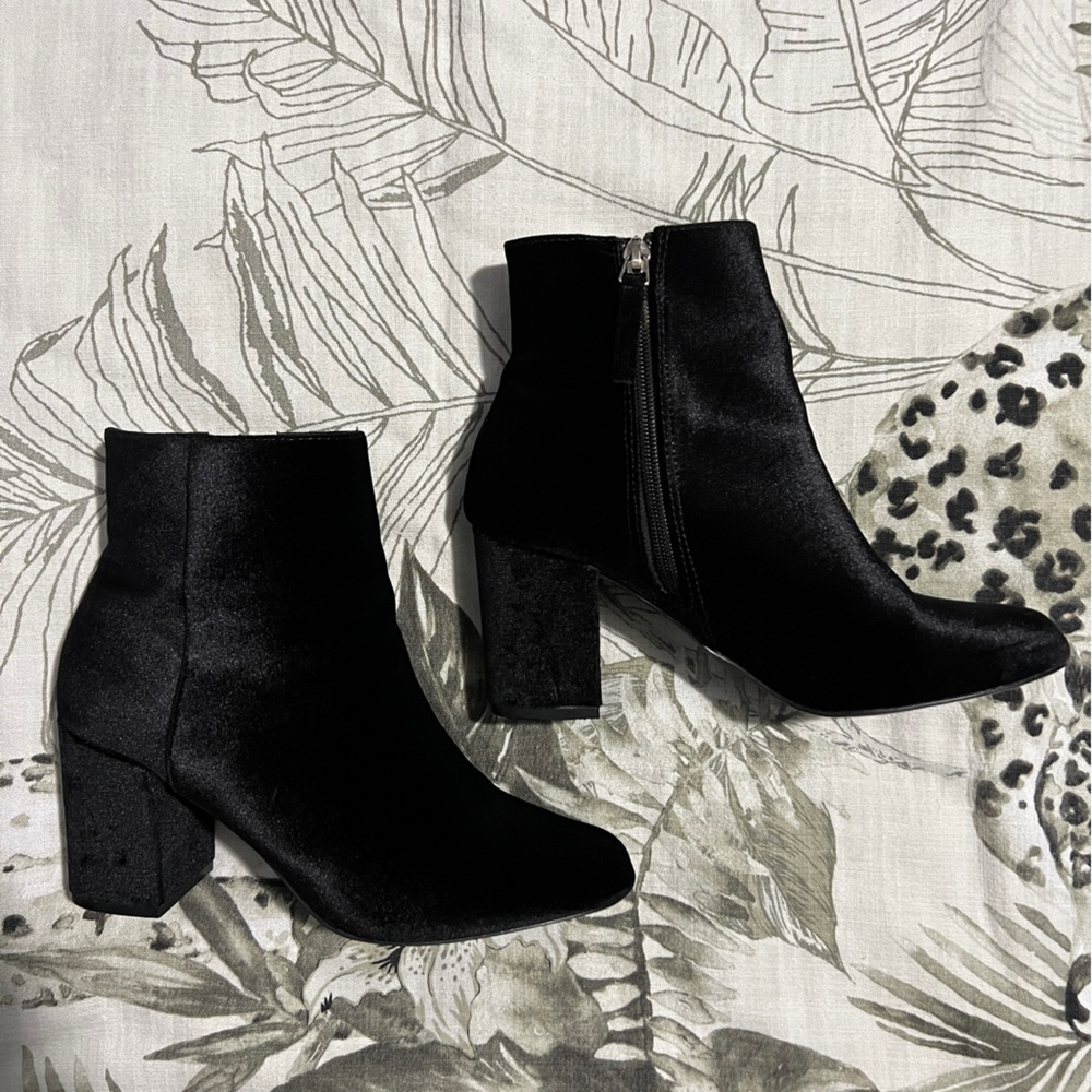 JustFab Full Zip Velvet Ankle Booties Size 8